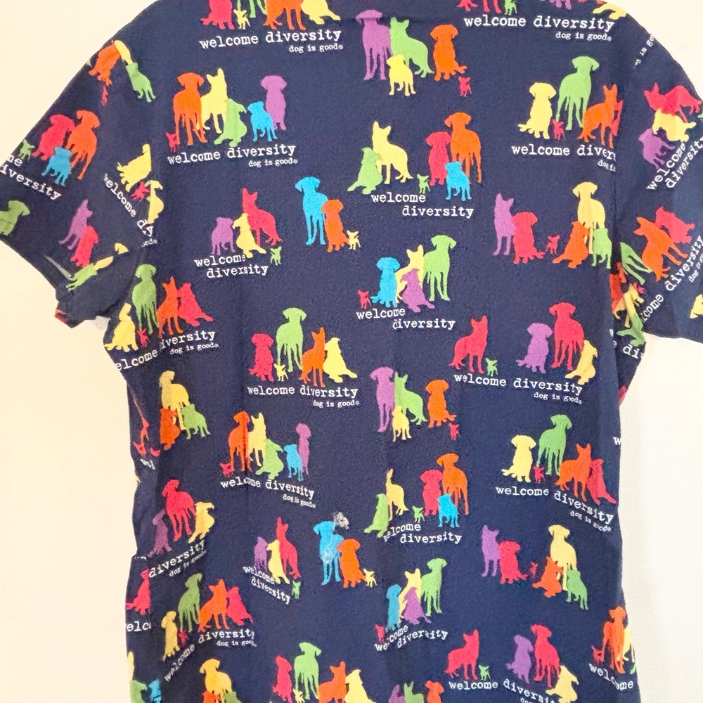 Colorful Animal Print Scrub Top size Large - Picture 5 of 7